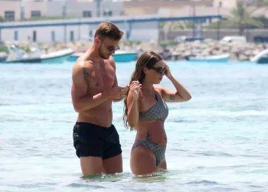 Zaljubljeni kao prvog dana: Ivan Rakitić uživa sa suprugom na plaži