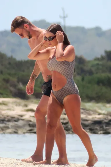 Zaljubljeni kao prvog dana: Ivan Rakitić uživa sa suprugom na plaži