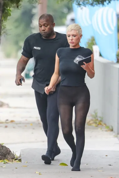 Cipele su ostavili kod kuće: Kanye West i nova supruga po Los Angelesu šetaju samo u čarapama
