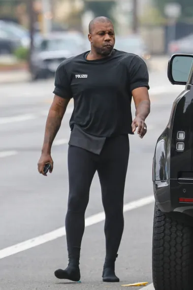 Cipele su ostavili kod kuće: Kanye West i nova supruga po Los Angelesu šetaju samo u čarapama