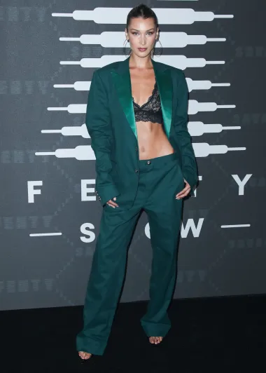 Mlada manekenka Bella Hadid obožava golišave outfite, kako u svojim street style kombinacijama, tako i na crvenom tepihu, a na Savage X Fenty Showu 2019. godine pojavila se u ženstvenom zelenom oversized odijelu ispod kojeg je nosila čipkasti grudnjak u crnoj boji. 