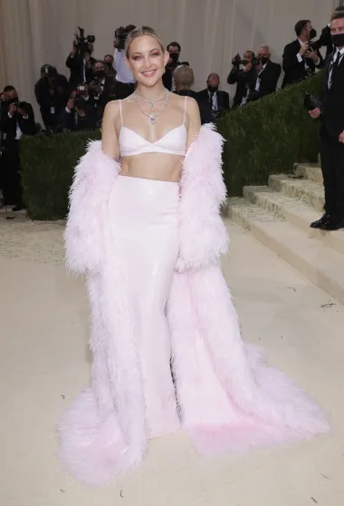 Holivudska glumica Kate Hudson izgledala je zaista senzacionalno kada se na Met Gali 2021. godine pojavila u pink outfitu koji se sastojao od grudnjaka i duge suknje. Cijeli look začinila je krznenim kaputom u istoj boji.