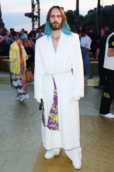 Jared Leto iskombinirao je dugi bijeli kaput sa svojom šarenom kosom i jarko crvenom i žutom šminkom na očima. 