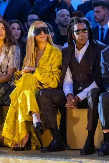 Pjevačica je odabrala monokromatsko žuto odijelo i Louis Vuitton torbu, a njezin suprug uskladio se s njom te odjenuo odijelo s pikseliziranim printom koji dominira novom kolekcijom. 