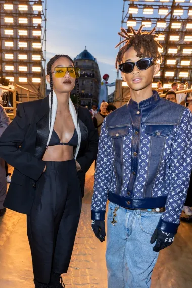 
Djeca Willa Smitha i Jade Pinket Smith - Willow i Jaden pojavili su se zajedno na modnoj reviji. 22-godišnja Willow nosila je crni grudnjak zajedno s crnim odijelom, a 24-godišnji Jaden izabrao je Louis Vuitton traper jaknu, traperice i remen, a sve je &apos;začinio&apos; s crnim rukavicama.