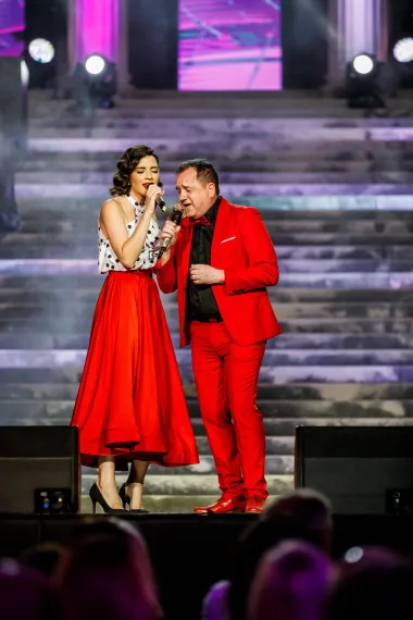Modno usklađeni glazbenici u crveno crnoj kombinaciji predstavili su svoj duet