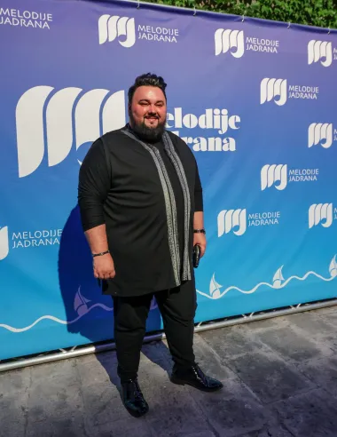 Jacques je bio odlično raspoložen,a nastupao je s glazbenom divom Zoricom Kondžom. 