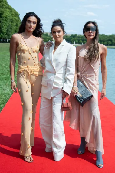 Dok je Eva nosila laneno oversized odijelo, Victoria se odlučila za lanenu haljinu s neobičnim detaljem. Eva je imala i prepoznatljivu Jacquemus torbicu dok je Victoria nosila clutch torbicu iz svoje modne linije. 