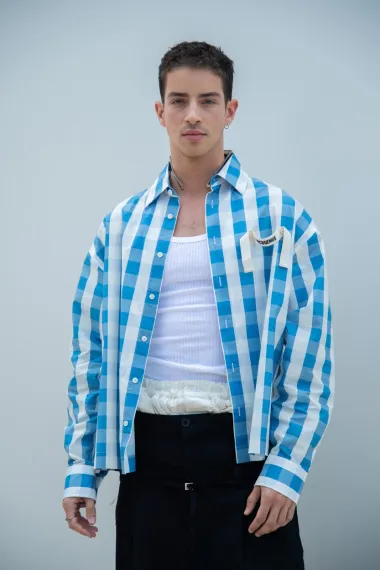 Španjolska mlada glumačka zvijezda od glave do pete, bio je odjeven u Jacquemus. 