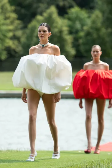Reviju je nosila i Kendall Jenner