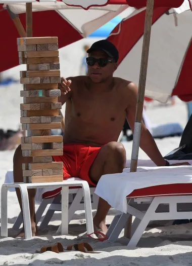 Kylian Mbappé uživa na odmoru, a paparazzi su ga uhvatili u neobičnom izdanju
