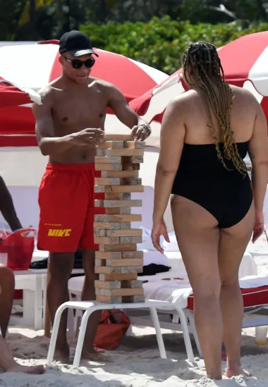 Kylian Mbappé uživa na odmoru, a paparazzi su ga uhvatili u neobičnom izdanju