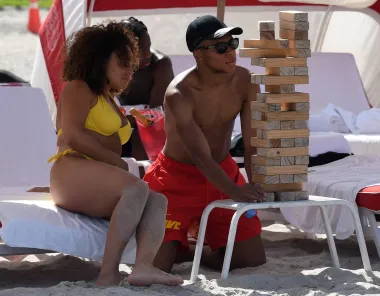 Kylian Mbappé uživa na odmoru, a paparazzi su ga uhvatili u neobičnom izdanju