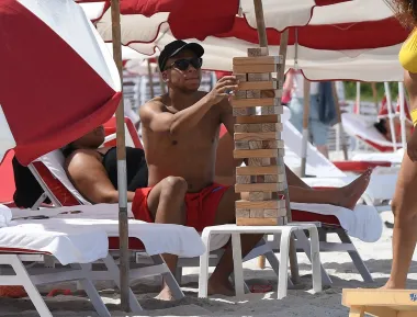 Kylian Mbappé uživa na odmoru, a paparazzi su ga uhvatili u neobičnom izdanju