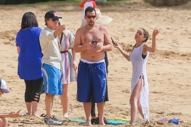 Unatoč tome što ne izgleda savršeno, slavni glumac Adam Sandler žene osvaja karizmom i dobrim smislom za humor. Zvijezda brojnih komedija nimalo se ne zamara svojom figurom, a svoj nonšalantni izgled pokazao je i tijekom odmora koji je proveo s obitelji na Havajima.