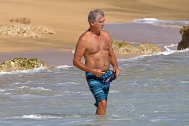 Slavni irski glumac i zvijezda filmova o Jamesu Bond nekad se smatrao jednim od najzgodnijih frajera u Hollywoodu, no otkako je došao u zrelije godine i on se malo &apos;zapustio&apos;. Fotografi su ga snimili u opuštenom izdanju bez majice dok je uživao na plaži na Havajima u društvu svoje supruge, Keely Shaye Smith, s kojom je u braku od 2001. godine. 