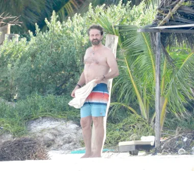 Unatoč tome što nema savršeno isklesane mišiće, slavni škotski zavodnik Gerard Butler izgleda prilično dobro za svoje godine, a zbog svog je neodoljivog šarma i dalje miljenik mnogih žena diljem svijeta. Fotografi su ga ulovili na plaži u Meksiku dok je uživao u društvu nepoznate žene, a na sebi je imao samo kratke hlače za kupanje. 