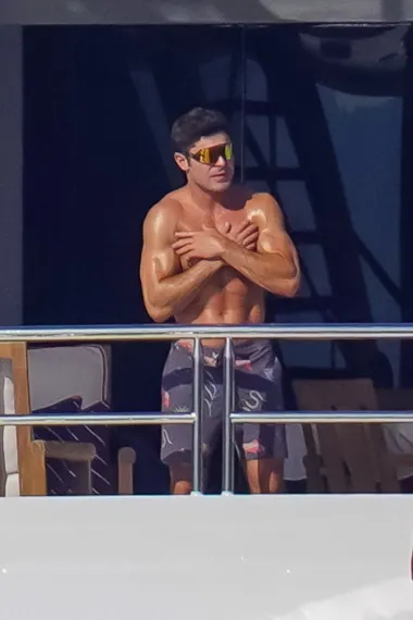 Zac Efron naporno je vježbao cijele godine i sada to ponosno pokazuje