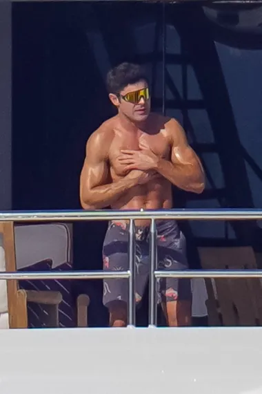 Zac Efron naporno je vježbao cijele godine i sada to ponosno pokazuje