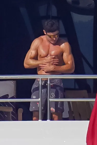 Zac Efron naporno je vježbao cijele godine i sada to ponosno pokazuje