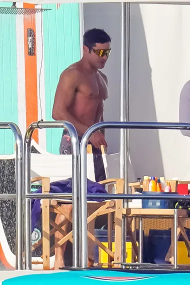 Zac Efron naporno je vježbao cijele godine i sada to ponosno pokazuje