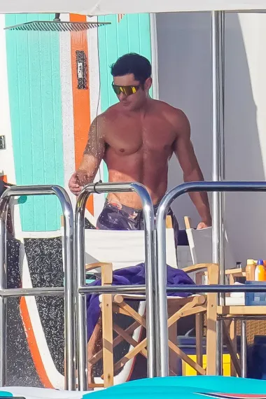 Zac Efron naporno je vježbao cijele godine i sada to ponosno pokazuje