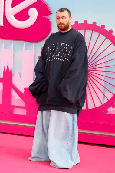 Britanski glazbenik i ovaj put je plijenio poglede izborom svog outfita. Ovaj put se odlučio za posve oversized kombinaciju. 