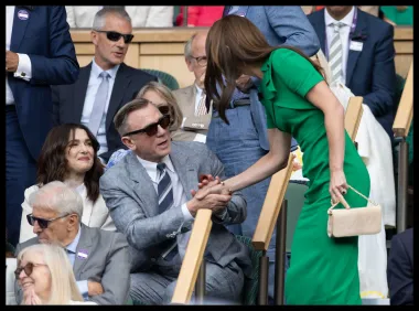 Kate Middleton nije propustila priliku i dok se spuštala do centralne lođe, pozdravila je britanskog glumca i njegovu suprugu. 