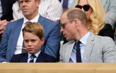 I dok se mama Kate više družila s malenom Charlotte, princ William objašnjavao je nešto njihovom najstarijem sinu, 9godišnjem Georgeu koji je na finale stigao vrlo elegentan baš kao i njegov otac- košulja, sako i kravata koje su obojica nosili. 