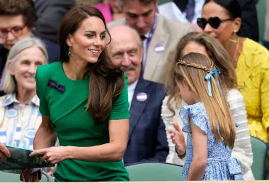 Kate se ovaj put odlučila za zelenu haljinu i zelene naušnice, dok je princeza Charlote imala plavu bijelu kombinaciju na sebi. 