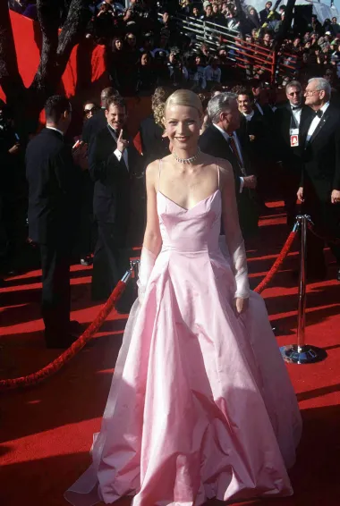 Na dodjeli Oscara 1999. godine poznata glumica crvenim je tepihom prošetala u nježnoj pink kreaciji Ralpha Laurena. Gwyneth je tada i osvojila nagradu za najbolju glumicu u romantičnom filmu &apos;Zaljubljeni Shakespeare&apos;, a izgledala je zaista bajkovito.