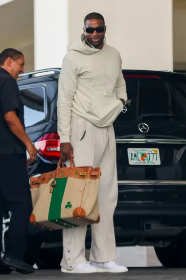 Na utakmicu je stigao i košarkaš Tristan Thompson. Izgledao je kao da će se preseliti na stadion s golemom Birkin torbom koju je nosio. 