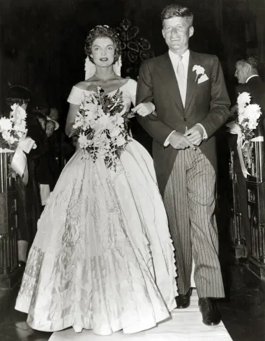 Okruženi članovima slavne obitelji Kennedy, tadašnji američki senator i budući predsjednik, John F. Kennedy i Jacqueline Bouvier vjenčali su se 1953. godine na Rhode Islandu u SAD-u. Glamurozno svadbeno slavlje, na kojem je bilo 1200 uzvanika, održano je na mladenkinom imanju, na farmi Hammersmith. Par je ostao zajedno sve do Kennedyjevog ubojstva 1963. godine, a njihov je brak bio popraćen brojnim skandalima.