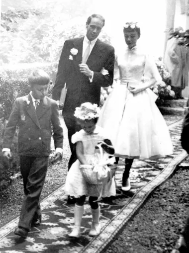 Prvo vjenčanje legendarne glumice Audrey Hepburn održano je u tajnosti u jednoj kući u Švicarskoj 1954. godine. Udala se za glumca i redatelja Mela Ferrera od kojeg se razvela 1968. godine, a par je tijekom braka dobio jedno dijete. Za svadbenu ceremoniju koja je održana na otvorenom glumica je nosila elegantnu Balmain haljinu s visokim ovratnikom te krunu od ruža.