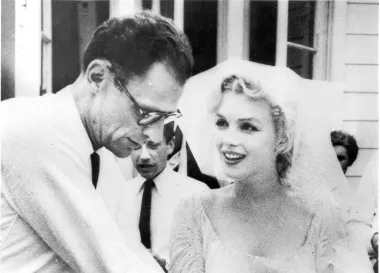 Najslavnija plavuša na svijetu, glumica Marilyn Monroe, imala je prilično buran ljubavni život, a brak s piscem Arthurom Millerom bio joj je treći po redu. Par se u tajnosti vjenčao krajem lipnja 1956. godine, na civilnoj ceremoniji koja se održala u New Yorku. Dva dana kasnije održano je i intimno židovsko vjenčanje, a Monroe se prije vjenčanja preobratila na judaizam. U braku su bili pet godina.