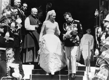Lijepa američka glumica koja je slavu stekla u vesternima te kasnije i u u filmovima legendarnog Alfreda Hitchcocka, postala je monegaška princeza kada se 1956. godine vjenčala s knezom Rainierom III. &apos;Vjenčanje stoljeća&apos; održano je na raskošnoj ceremoniji na kojoj je prisustvovalo oko tri tisuće uzvanika, a pretpostavlja se da je svadbu putem televizijskih ekrana pratilo 30 milijuna ljudi diljem svijeta. Grace se tada oprostila od svoje holivudske karijere te se pridružila redovima kraljevske obitelji, a s princem je ostala u braku sve do svoje smrti, 1982. godine. 