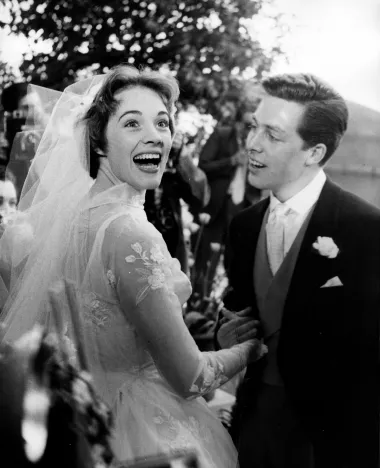 Talentirana britanska glumica i oskarovka Julie Andrews udala se za svoju ljubav iz djetinjstva, scenografa Tonyja Waltona, 1959. godine, a njihovo je crkveno vjenčanje održano u šarmantnom britanskom mjestu Surrey. Iako se par razveo 1968. godine, ostali su bliski sve do Waltonove smrti 2022. godine. Tijekom braka su dobili kćer Emmu.
