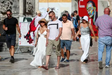 Od sportskih izdanja do maxi haljina: Što se nosilo u Dubrovniku ove subote?