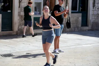 Od sportskih izdanja do maxi haljina: Što se nosilo u Dubrovniku ove subote?