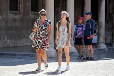 Od sportskih izdanja do maxi haljina: Što se nosilo u Dubrovniku ove subote?