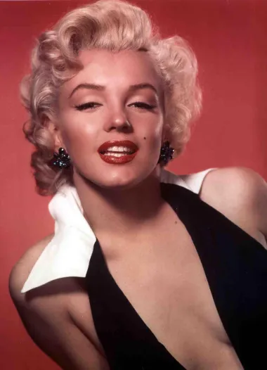 Kovrče je nosila pop ikona i jedna od najseksi glumica svih vremena, slavna Marilyn Monroe. Retro uvojci kakve je lijepa plavuša nosila sredinom 20. stoljeća i danas se smatraju elegantnim klasikom i bezvremenskom frizurom koja je idealna u svakoj prilici.