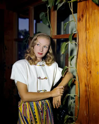 Veronica Lake i danas se smatra jednom od najpoznatijih i najljepših holivudskih glumica iz zlatnog doba Hollywooda, a osim glumom, bavila se i manekenstvom. Veronica je bila prava &apos;femme fatale&apos; i ubrzo je postala sinonim za ljepotu i seks simbol onog vremena, no karijeru su joj uništili alkoholizam i mentalne bolesti. Blago valovita frizura kakvu je glumica tada nosila bila je inspiracija mnogim ženama, a i danas se smatra klasikom.