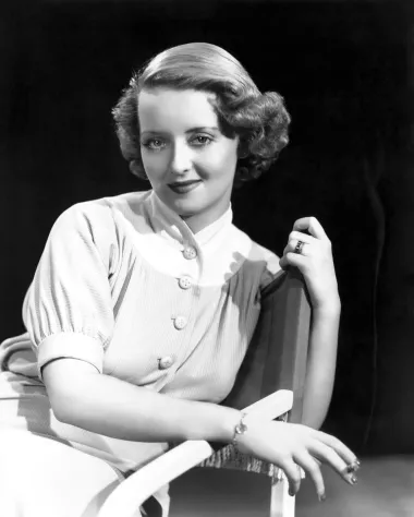 Bette Davis bila je slavna američka glumica čiju su karijeru pratili i usponi i padovi, no nastavila je glumiti sve do duboke starosti. Više je puta bila nominirana za Oscara, a Američki filmski institut uvrstio ju je u svoju listu 100 najvećih glumica svih vremena.  Dotjerana frizura kakvu je holivudska diva nosila i danas se smatra simbolom elegancije i glamura, a idealan je izbor i za žene s nešto kraćom kosom.