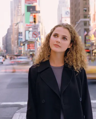 Američkoj glumici Keri Russell prekretnicu u karijeri donijela je uloga u tinejdžerskoj seriji &apos;Felicity&apos;, a upravo je radi te uloge njezina kovrčava kosa postala planetarno popularna. Nakon toga uzela je malu pauzu od glume, a nedavno smo je opet imali priliku gledati na malim ekranima, i to u seriji &apos;Diplomat&apos;. No danas lijepa glumica više nema kovrče, već nosi ravnu kosu.