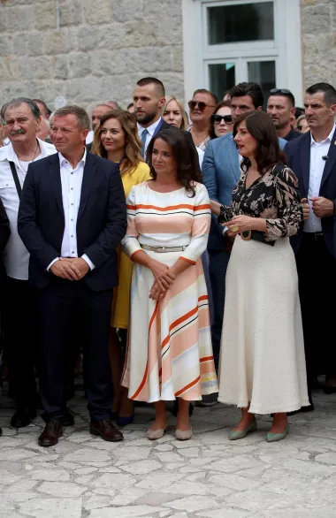 Koja dama je izabrala bolji outfit za Sinjsku alku - Sanja Musić Milanović ili Katalin Novák?