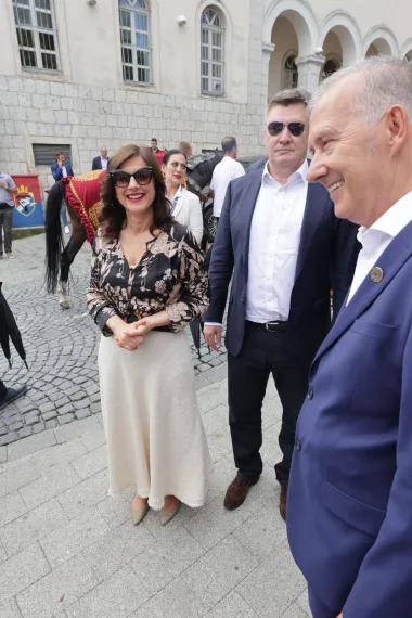 Koja dama je izabrala bolji outfit za Sinjsku alku - Sanja Musić Milanović ili Katalin Novák?
