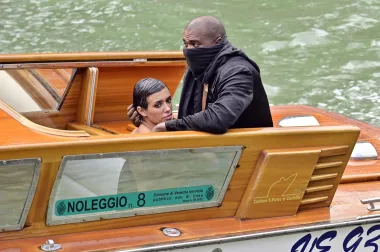 Bradley Cooper, njegova mama i Irina zajedno došli u Veneciju, a Kanye opet šokira svojim ponašanjem
