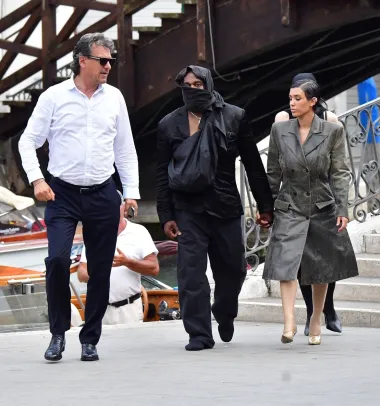 Bradley Cooper, njegova mama i Irina zajedno došli u Veneciju, a Kanye opet šokira svojim ponašanjem
