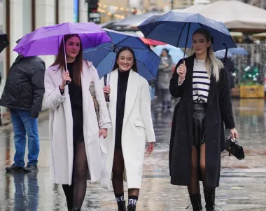 Bez obzira na jaku kišu, špicom su mnoge dame prošetale u proljetnim kombinacijama