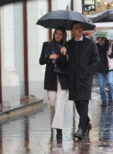 Bez obzira na jaku kišu, špicom su mnoge dame prošetale u proljetnim kombinacijama